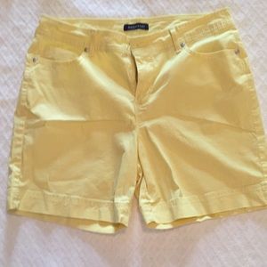 Bandolino Amalia Yellow Shorts. Size 8